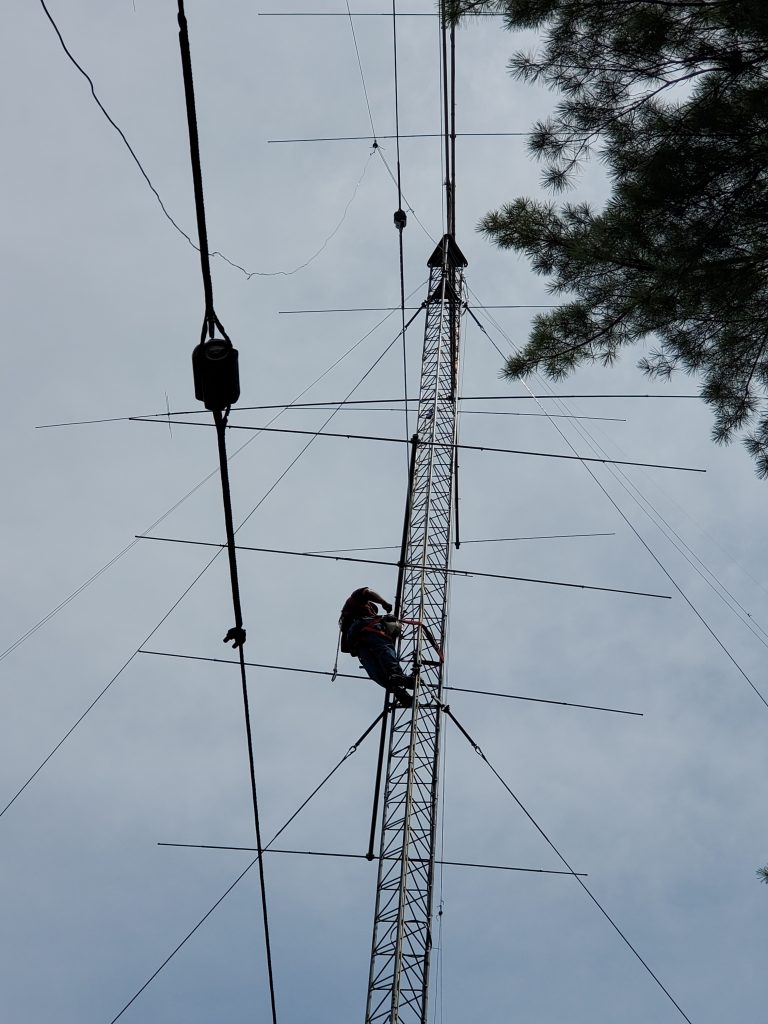 K5ZD attaching the 4-ele 10m to the tower